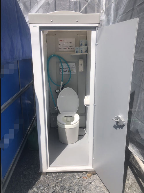 仮設トイレ設置の様子1| 仮設トイレ | 製品案内 | 株式会社鏑矢