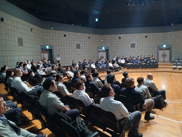 講演および活動報告を受講する参加者 | 安全大会を開催しました | トピックス | 株式会社鏑矢